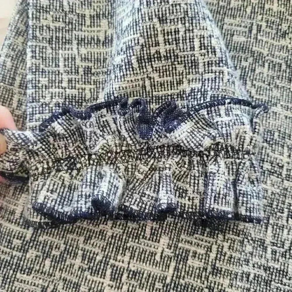 Banana Republic Women's Dark Navy & White Poly/Cotton/Rayon Textured Boucle Ruff - Picture 6 of 9